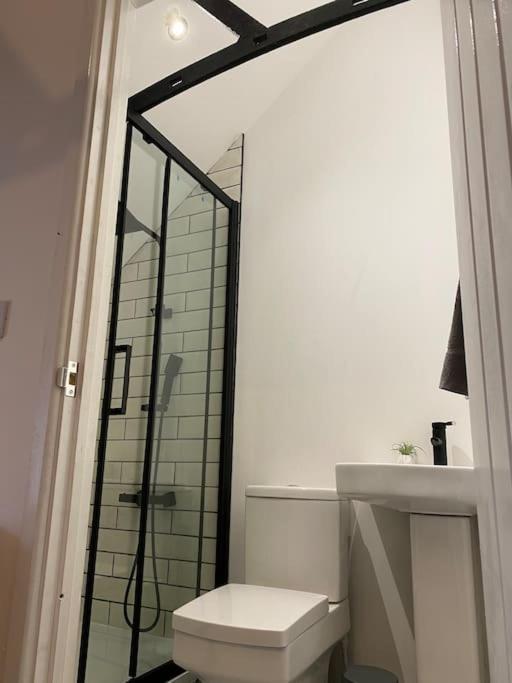 Modern 2 Bedroom Cottage Near Bike Park Wales. เมอเทอร์ทิดฟิล ภายนอก รูปภาพ